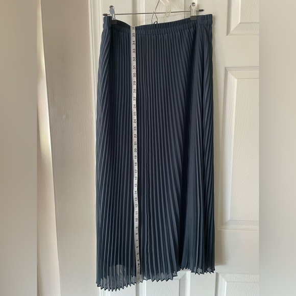 Loft maxi pleated skirt. Sz M. Good condition - Picture 2 of 4